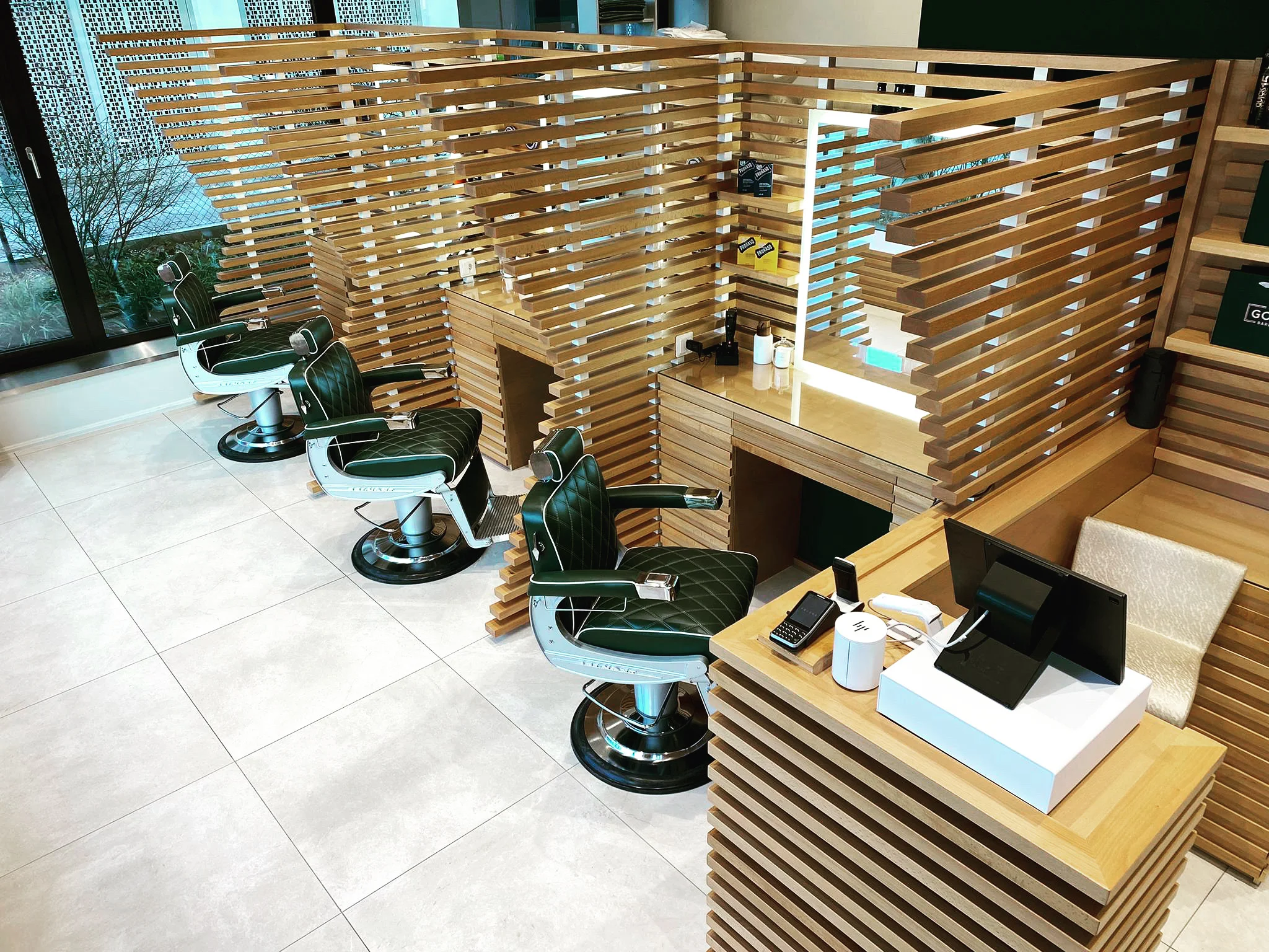 Inside The Good Barbers, Enge